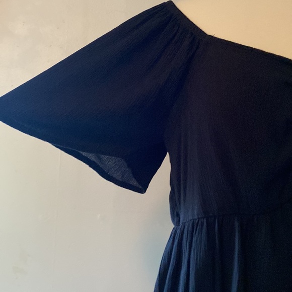 NWT Back of bodice is elasticized. Scoop neck, can be worn on/off shoulder - Picture 3 of 5